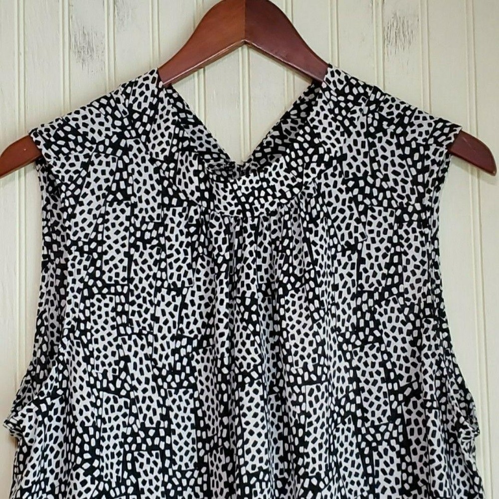 Who What Wear Blouse Womens Plus XXL Black White V Neck Sleeveless Geometric Top